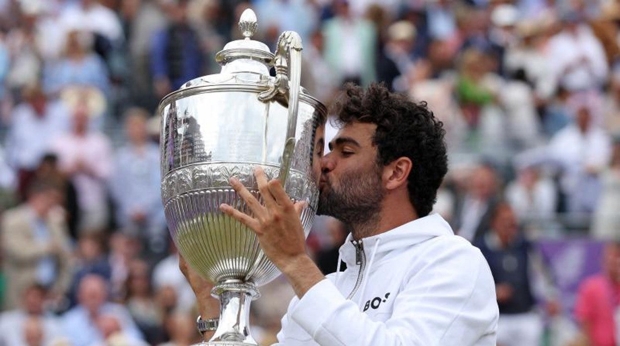 Berrettini besando el segundo trofeo consecutivo en hierba