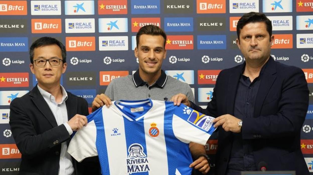 Mao Ye y Catoira presentan a Brian Oliván como nuevo jkugador del Espanyol