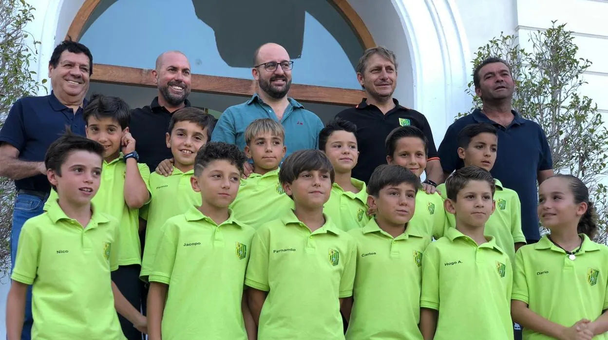 El Puerto reconoce al equipo Benjamín del CD SAFA San Luis tras su ascenso