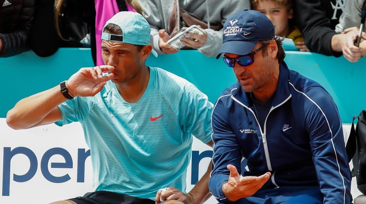 Moyá da instrucciones a Rafa Nadal en un entrenamiento