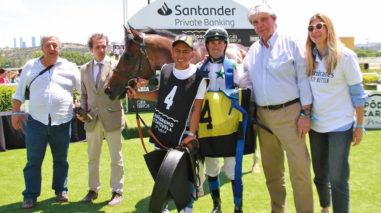 El equipo Arizcorreta-Janacek-Yeguada Rocío, junto a The Way of Bonnie, tras su regreso triunfal en el Premio Rheffissimo