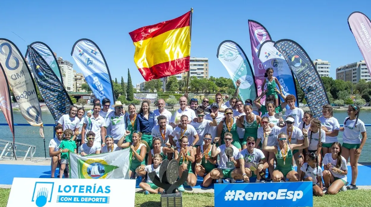 El Club Náutico Sevilla, celebrando el triunfo en el CEAR