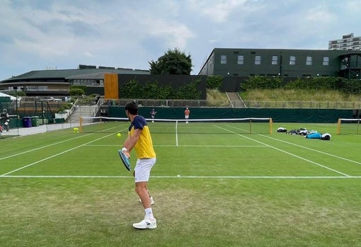 Carlos Taberner, en un entrenamiento en Wimbledon