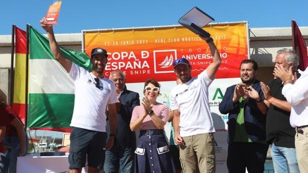 Extraordinario cierre de la Copa de España de Snipe en aguas de la bahía de Cádiz