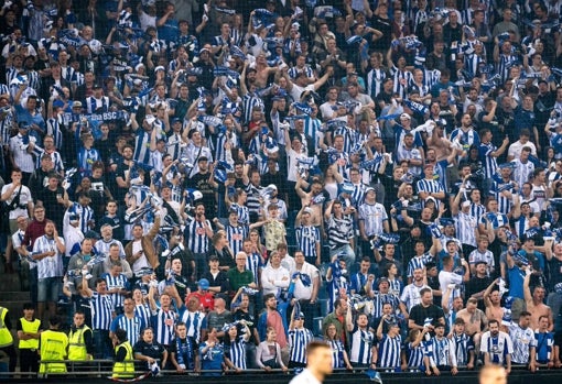 Aficionados blanquiazules en las gradas del Olímpico de Berlín