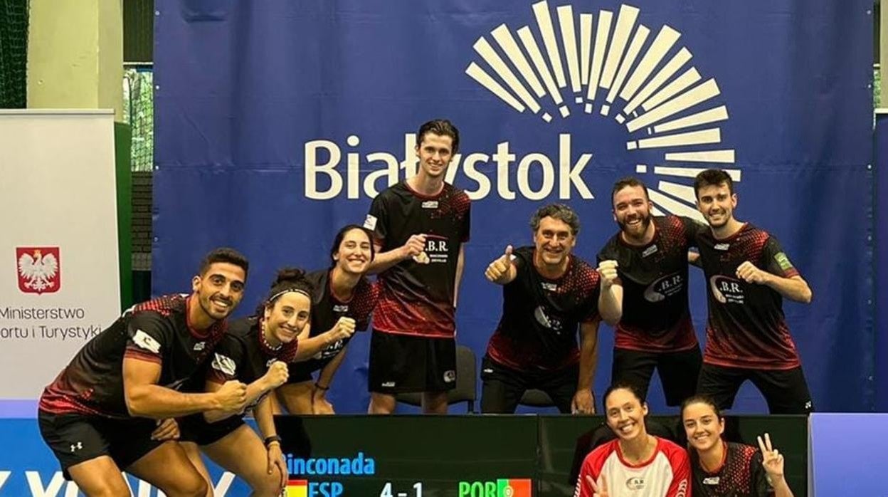 Los jugadores del Bádminton Rinconada, celebrando el triunfo ante el Che Lagoense