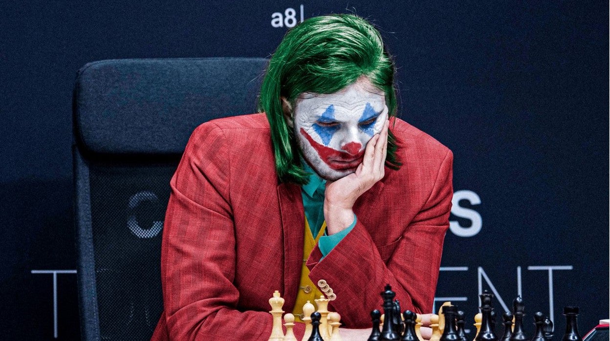 El hùngaro Richard Rapport, famoso por su creatividad y por sus chaquetas, 'maquillado' en Twitter a lo Joker