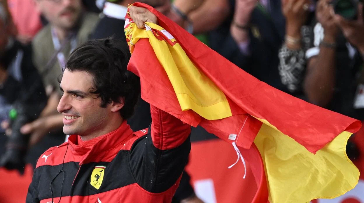 Carlos Sainz con la bandera de España