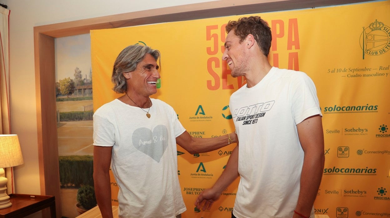 Pepe Imaz con el tenista Roberto Carballes, instantes antes del inicio del coloquio en el Real Club de Tenis Betis