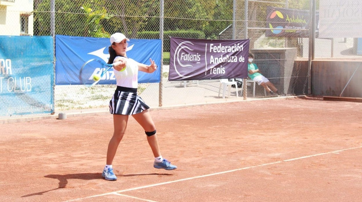 Lucía Yécora, una de las tenistas participantes en esta edición de la Copa Sevilla, durante un partido del Mutua Madrid Open de Sevilla en 2021