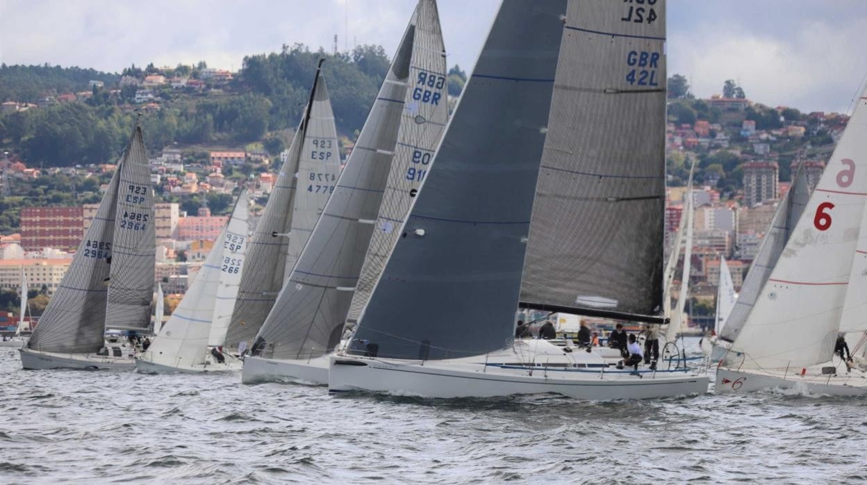 Medio centenar de barcos en el Villa de Bouzas