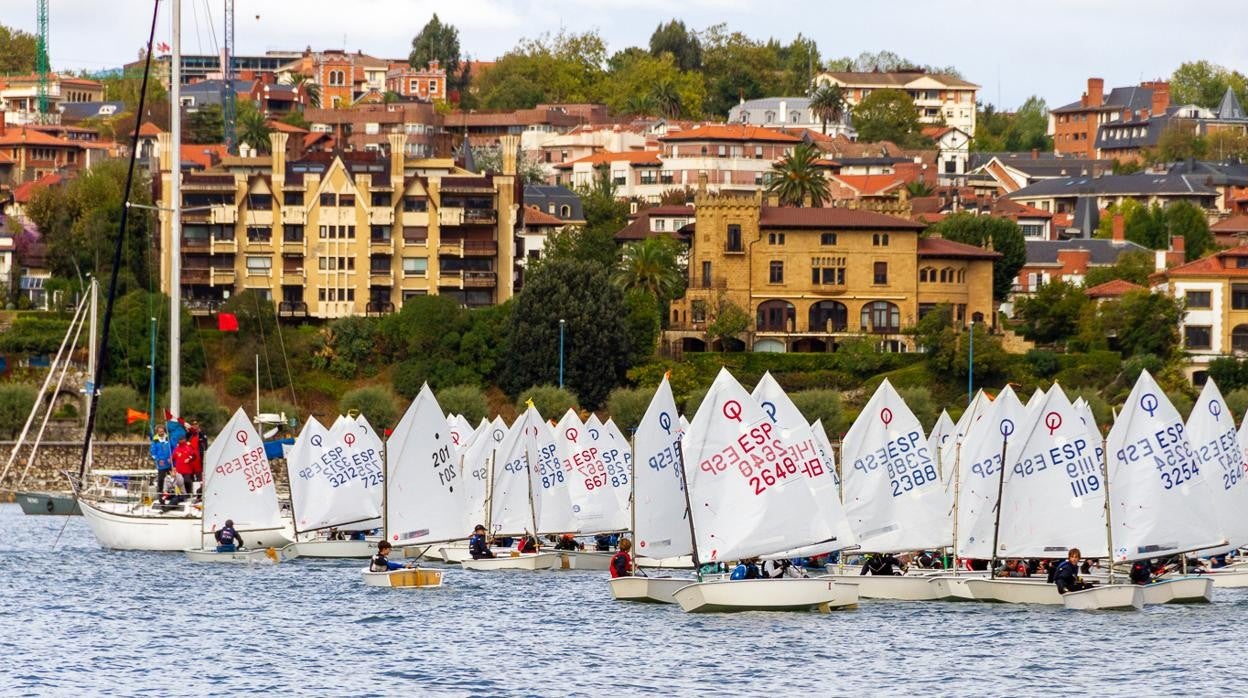 El Trofeo Ramón Real de Asúa prosigue con las regatas de vela ligera en el Abra