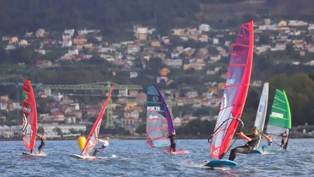 Tomás Vieito lidera el Campeonato Ibérico de Windsurf