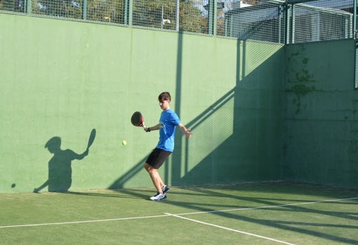 Un joven practica pádel en una d las canchas del Sadus