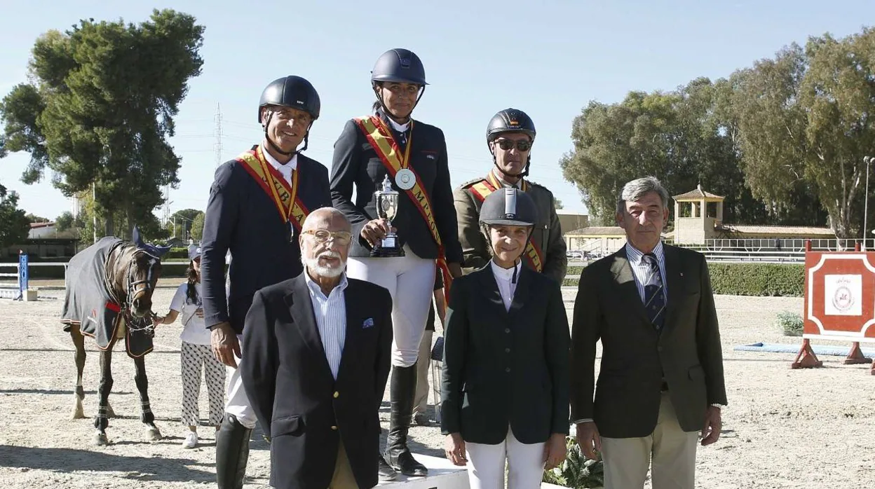 Los campeones de España de VET 1 reciben el Trofeo Real Maestranza de Sevilla de Sevilla de manos SAR la infanta Dña. Elena