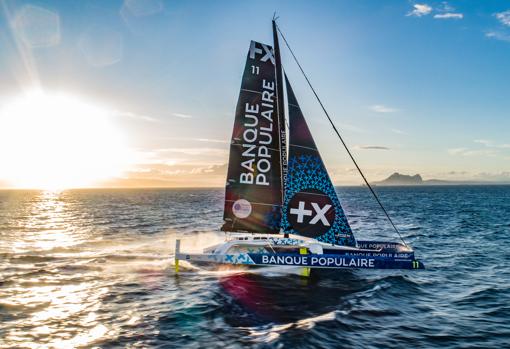 Charli Dalin impresionante con el Apivia liderando la flota IMOCA