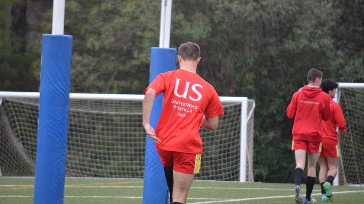 Participantes de los campeonatos universitarios de rugby, en pleno entrenamiento