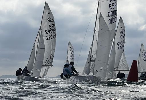 Hens y Tinoco, nuevos líderes del Trofeo Armada de Snipe en el Mar Menor