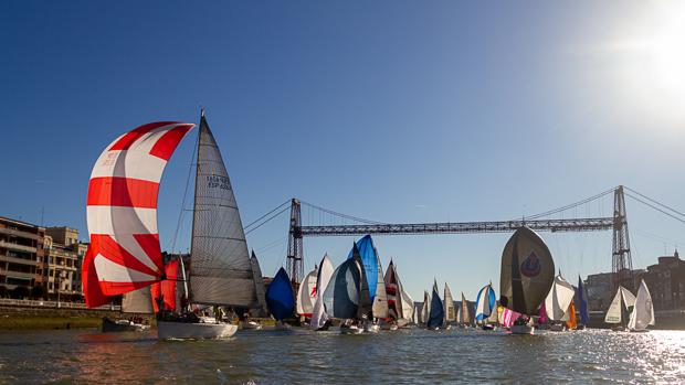 70 barcos vuelven a navegar bajo el Puente Colgante en la clásica Regata del Gallo-Hyundai