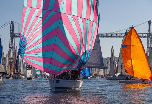 100 barcos reeditaron una mágica imagen bajo el Puente Colgante en la clásica Regata del Gallo-Hyundai