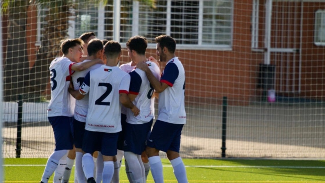 Los jugadores del Ciudad de Cádiz celebran un tanto ante el Cádiz C