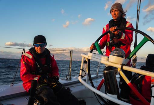 IMOCA y V065 de la Ocean Race, se aproximan a la línea de meta de la primera etapa en Cabo Verde