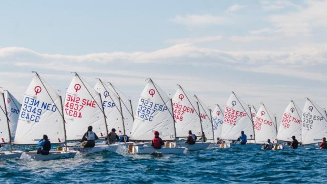 El viento condicionó el estreno de la XV Euromarina Optimist Torrevieja