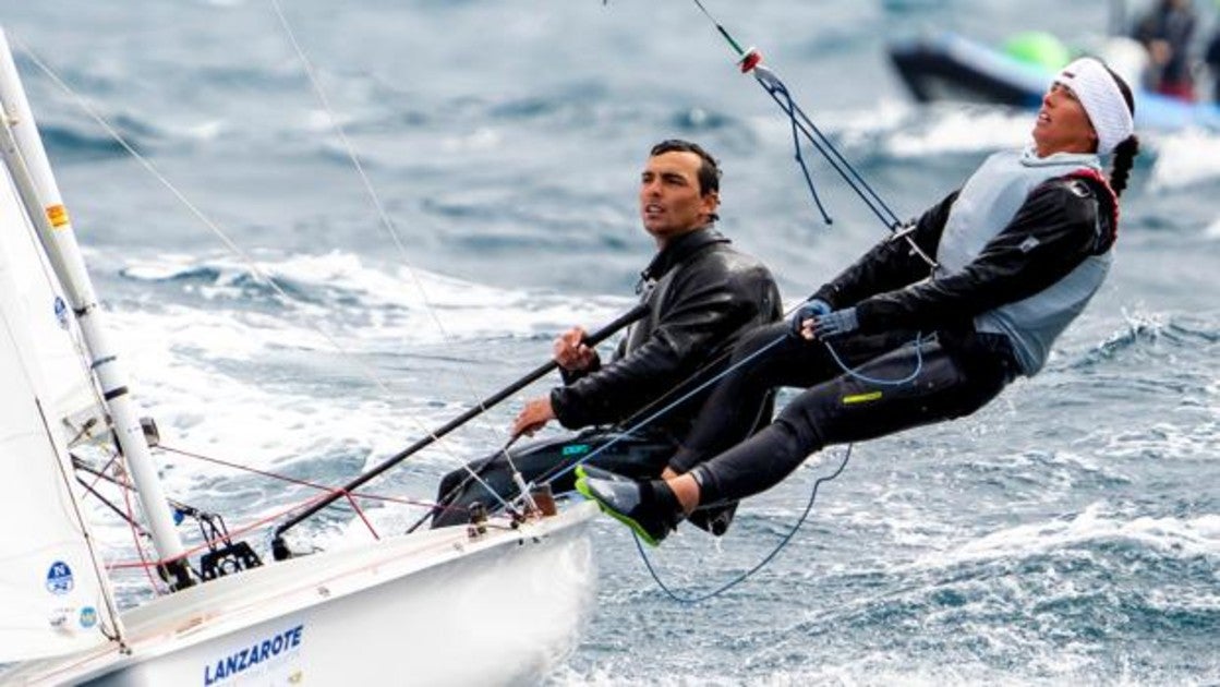 Jordi Xammar y Nora Brugman “surfean” al frente de la Lanzarote International Regatta y son los nuevos líderes de 470