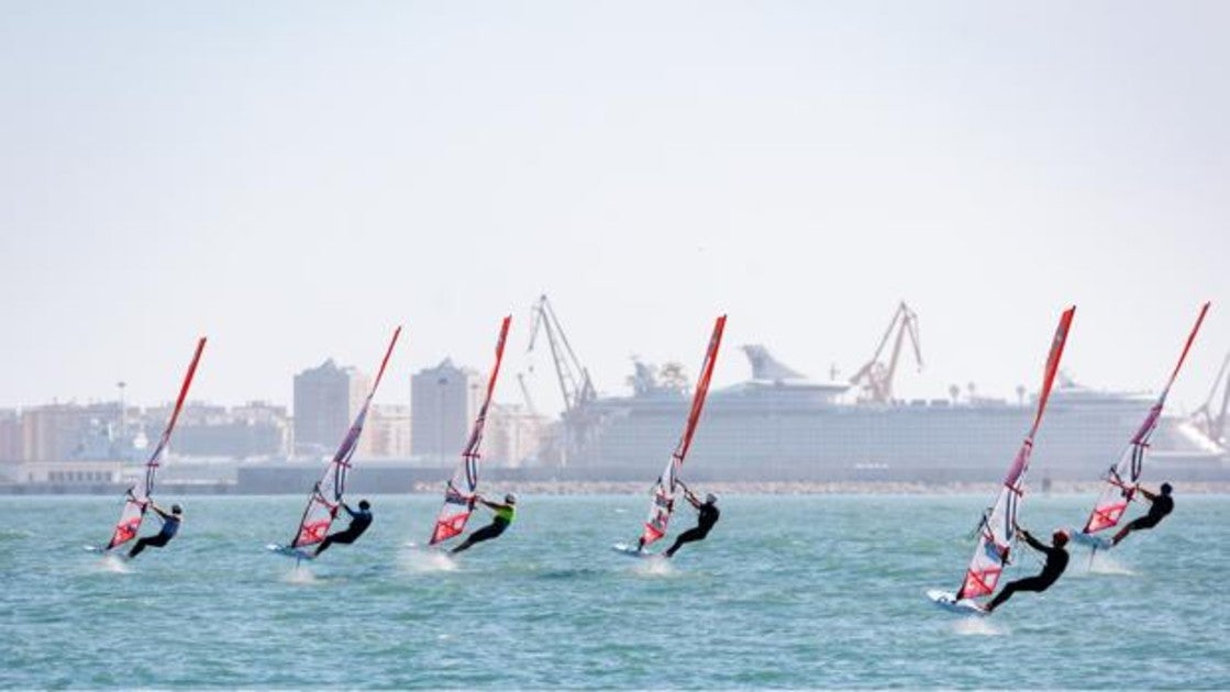 El viento solo dejó completar una prueba en el International iQFOil Games Andalucía 2023