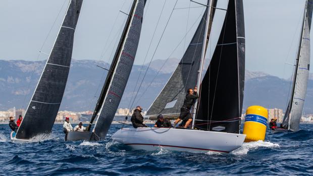 El viento del suroeste acompaña a los monotipos en el estreno del 52 Trofeo Princesa Sofía Iberostar