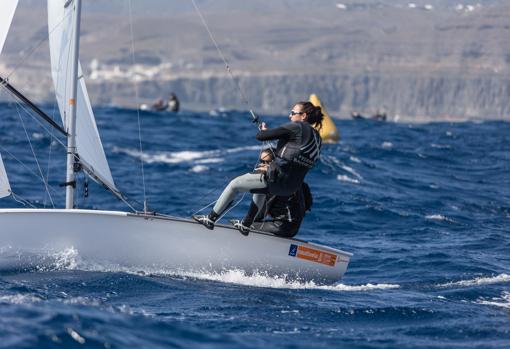 Olas y mucho viento en el arranque del Campeonato de España de 420 en Gran Canaria