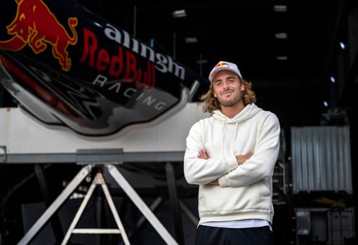 Stéfanos Tsitsipàs descubre la Copa América en Barcelona con Alinghi Red Bull Racing