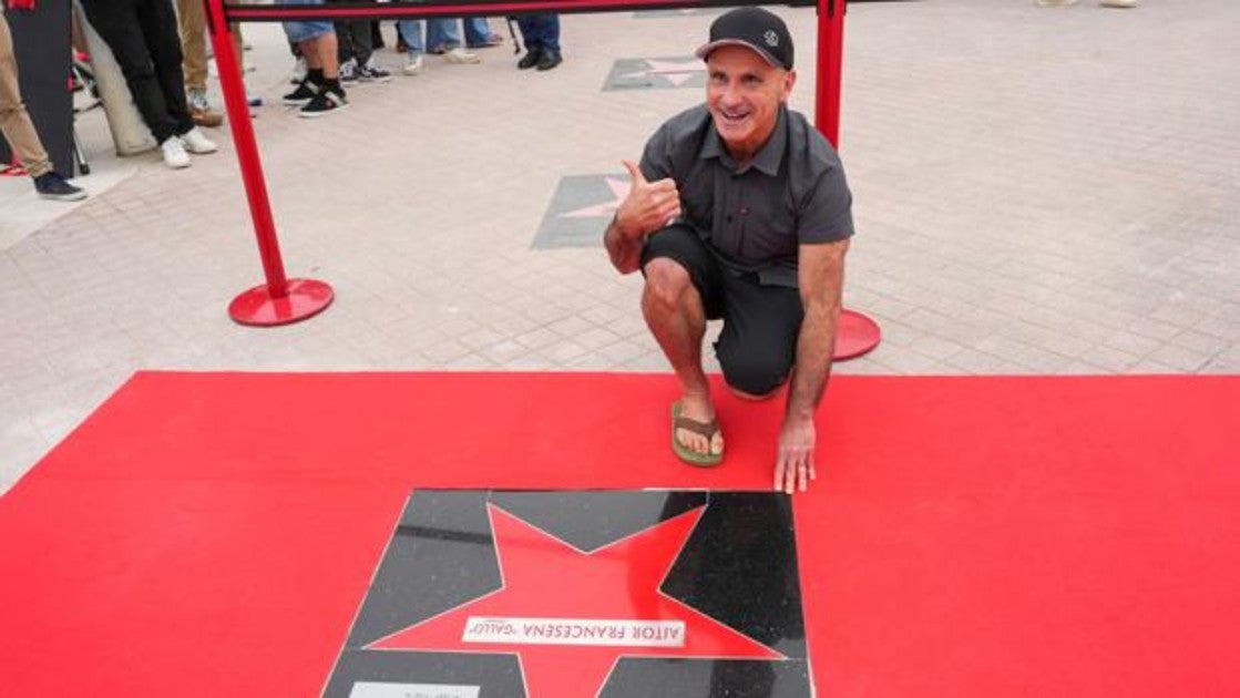 Aitor Francesena incluye su nombre en el Paseo de la Estrellas de Surf de Ribamontán al Mar