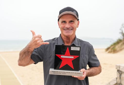 Aitor Francesena incluye su nombre en el Paseo de la Estrellas de Surf de Ribamontán al Mar