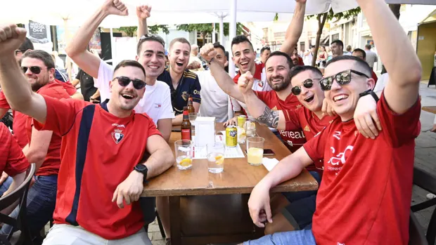 La afición del Osasuna toma Sevilla para celebrar su primera final en 18 años