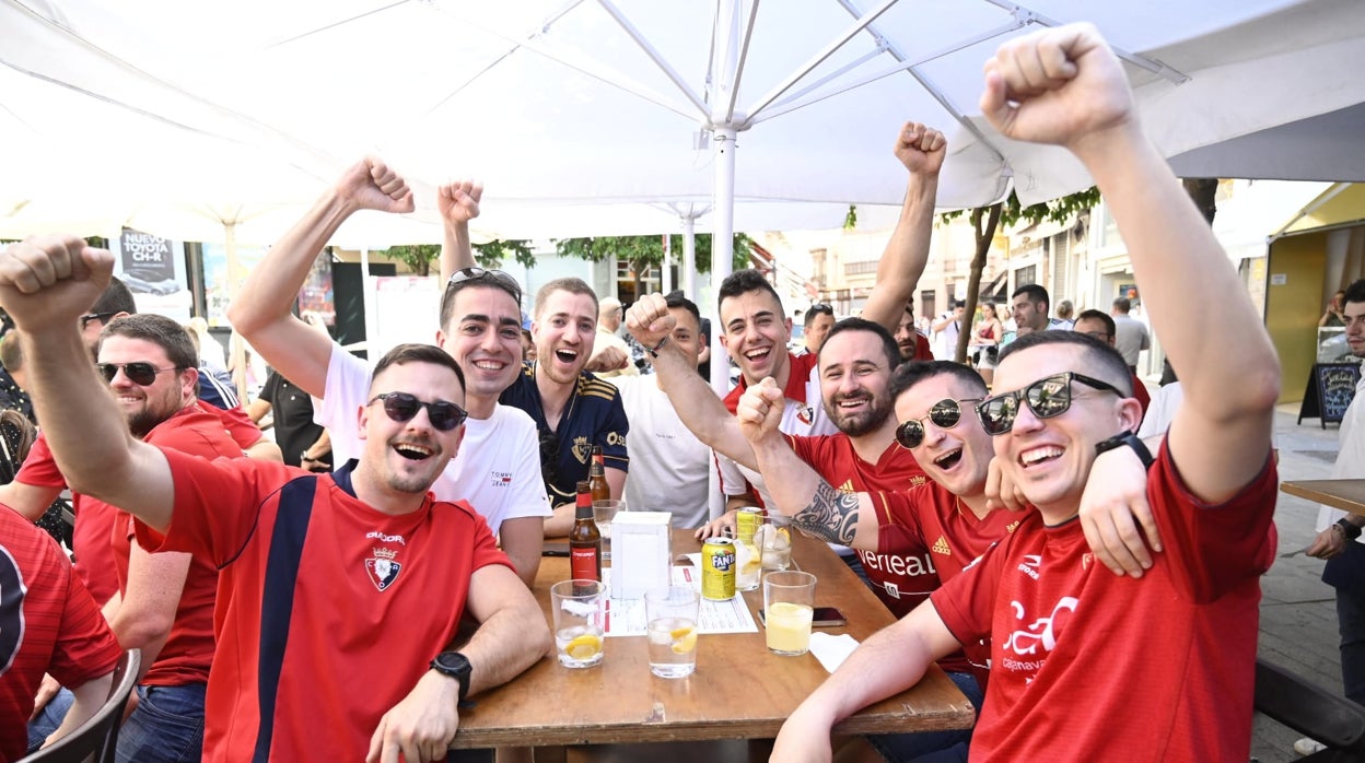 Aficionados de Osasuna desplazados en Sevilla para asistir a la final de la Copa del Rey 2023