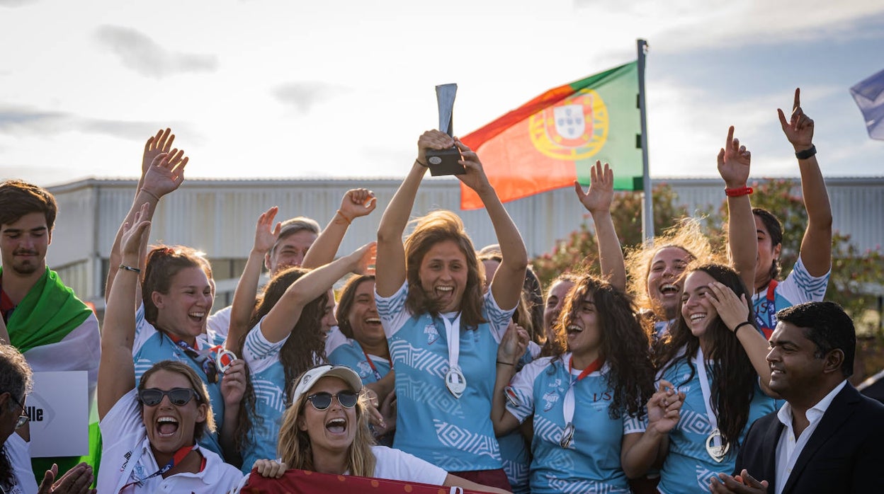 Las chicas del rugby de la US, levantando el trofeo