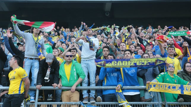 Jugadores y afición cantan juntos el himno oficioso del Cádiz CF