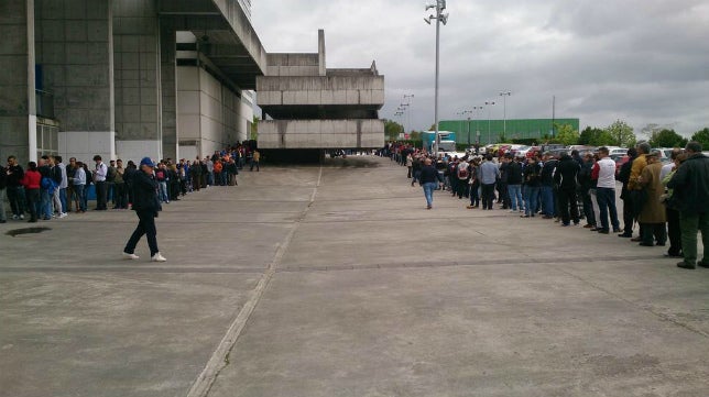 El Oviedo hace lo posible por llenar el Tartiere de hinchada local