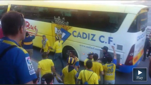 VÍDEO: Los aficionados increpan a los jugadores del Cádiz CF a su salida de San Mamés