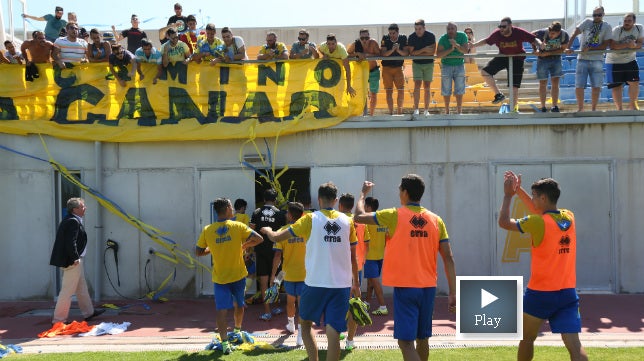 Caras largas en los jugadores del Cádiz CF y gritos de ánimo de la afición