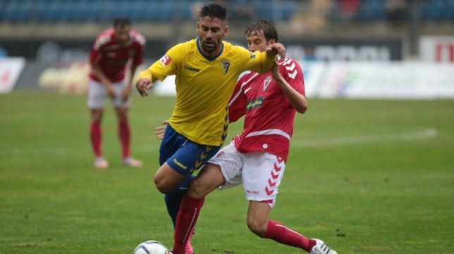 El Cádiz CF sigue a tres puntos del líder UCAM