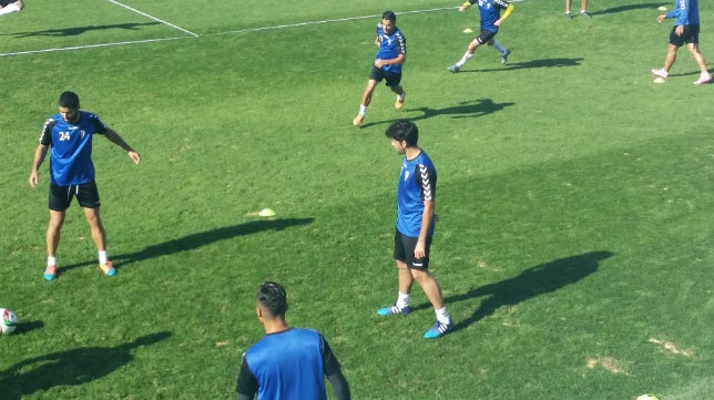 El ex del Betis Juan Calahorro, novedad en un entrenamiento del Cádiz CF sin Juanjo