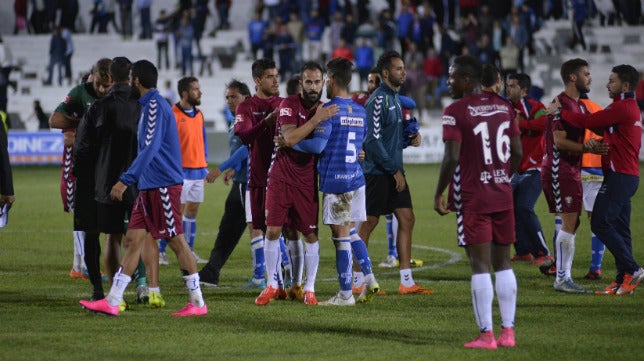 El árbitro expulsa a siete jugadores del Linares tras el partido