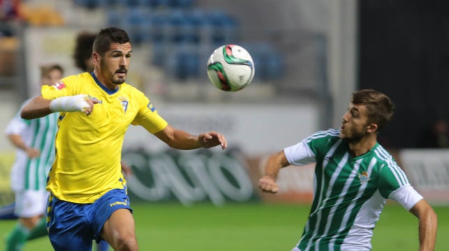 Tres futbolistas del Cádiz CF, al borde del castigo