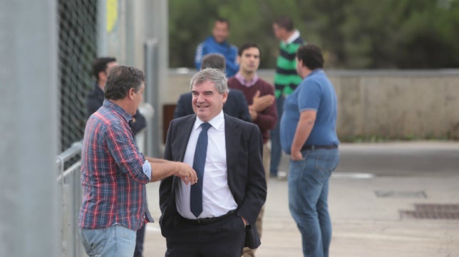 El Cádiz CF busca la unión en el peor momento de su entrenador