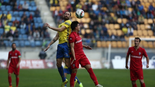 Claudio y Aira, entrenador del Murcia, en el partido de Copa celebrado en la Nueva Condomina.