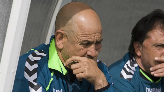 Claudio, junto a Alfredo, en el banquillo de la ciudad deportiva del Betis el pasado domingo.