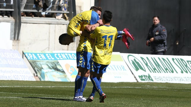 Cádiz CF-Melilla (3-0): Salvi da el golpe de timón