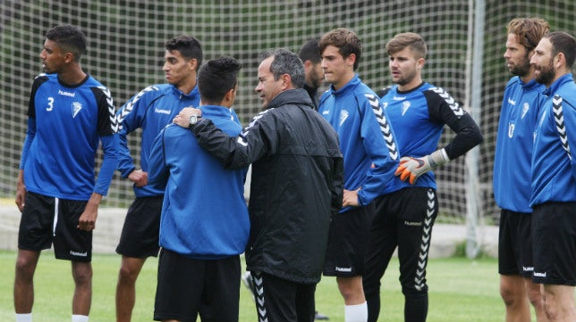 Álvaro Cervera entrena con la plantilla al completo